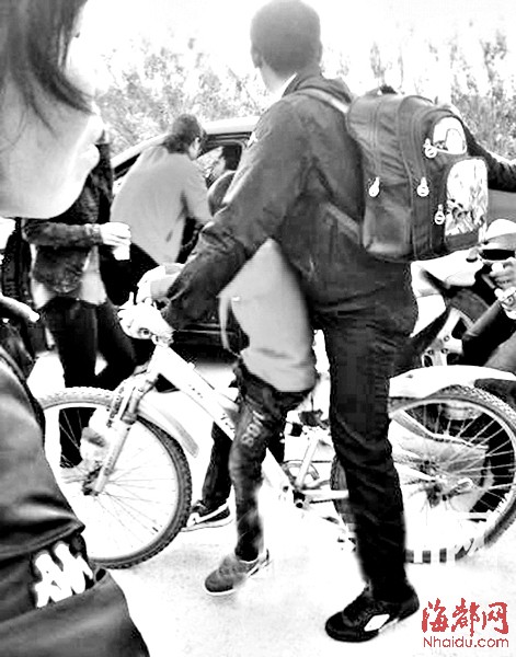 石獅男子路邊被迷暈80萬元遭搶 警方：系自導自演