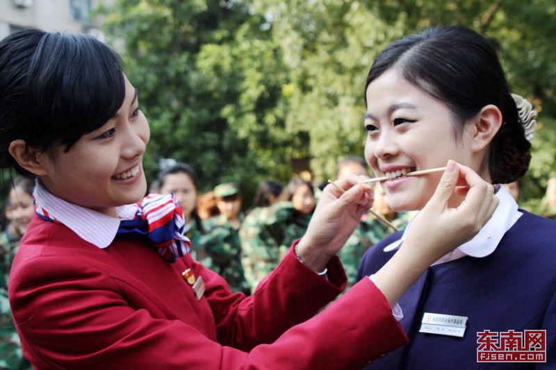 廈深鐵路即將開(kāi)通 美麗“動(dòng)姐”練兵忙（組圖）