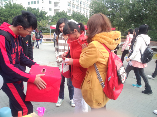 愛心零捐 溫暖寒冬——管苑社聯志愿者掃樓募捐踐行“暖冬計劃”