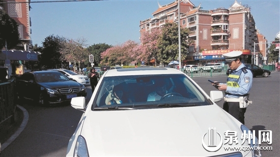 “綠標區”多車違規被查 不貼三標將被罰款記分