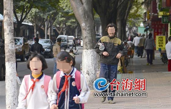 和通路附近一流浪漢常常騷擾路人 一把熊抱嚇哭美女