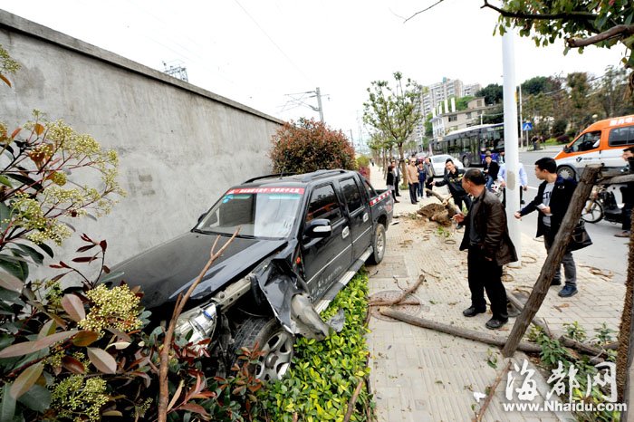 福州一皮卡車失控連撞兩家人 駕駛員棄車逃逸