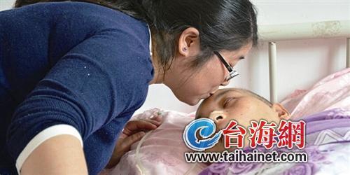 龍巖:女子喚醒重病丈夫 每日為丈夫切開(kāi)的喉管消毒