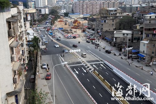 指示牌不完善 驅車往福州火車站北廣場仍有不便