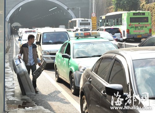 福州金雞山隧道20分鐘11車追尾 超速致事故頻發