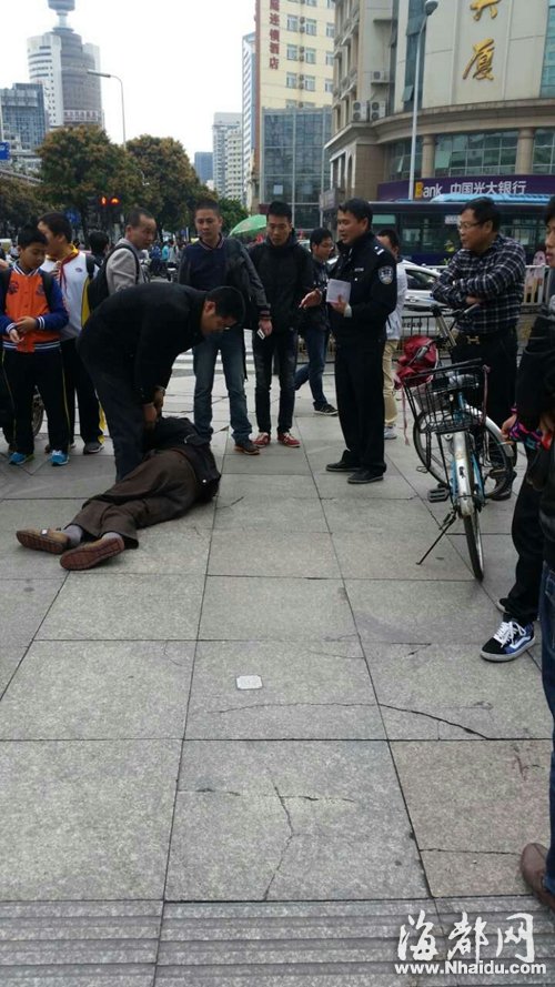 福州：好心扶老人反被抱住腿 原來是場美麗的誤會