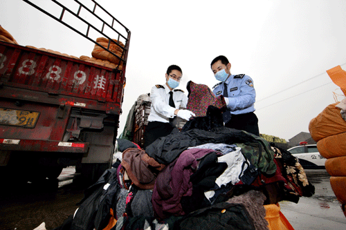 廣州海關查獲走私“洋垃圾”舊衣服230噸