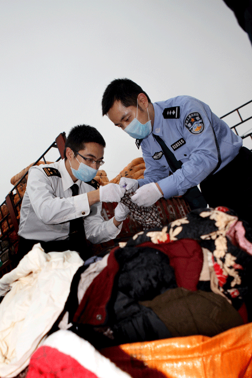 廣州海關查獲走私“洋垃圾”舊衣服230噸