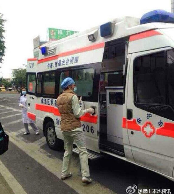 廣東佛山一女子等車遇搶劫被砍10多刀 雙手被砍爛