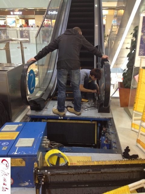 白云萬達商場手扶電梯“咬”斷男童五腳趾