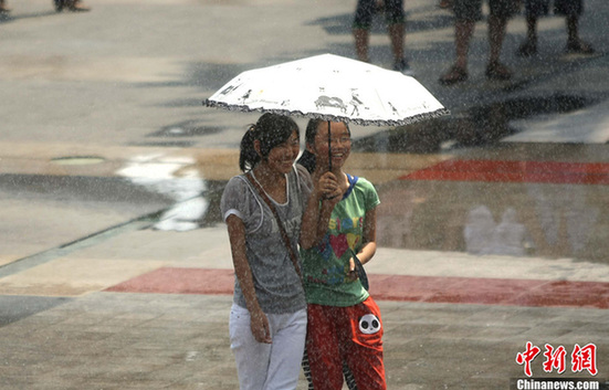 重慶氣溫最高超37℃ 街頭短褲長裙“風光好”