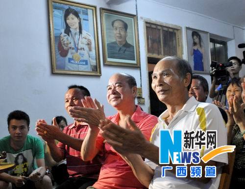 南寧父老鄉(xiāng)親為何姿喝彩