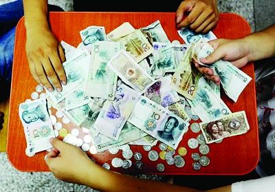 大學生撿垃圾 十年捐出20萬資助“山里娃”