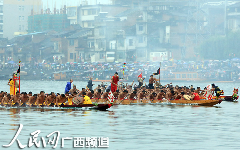 高清組圖：廣西融安“群龍競渡鬧融江”