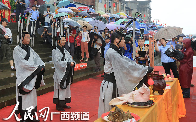 高清組圖:廣西融安“群龍競渡鬧融江”