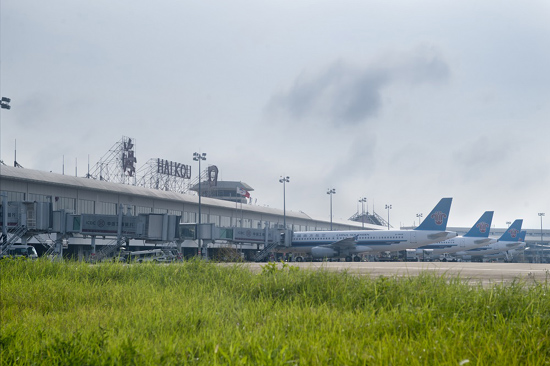 海南600多班次航班起降 航運提前進入春運狀態