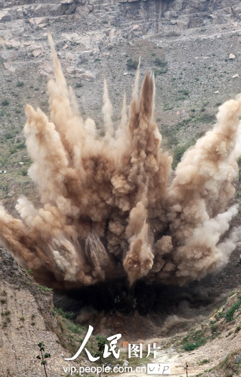 河南許昌警方集中銷毀雷管手榴彈（圖）