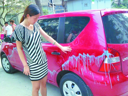 1個月內(nèi)車3次遭毀容 車主:不知道招誰惹誰了