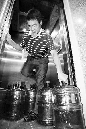 “送水哥”正式露面 “很有錢”是個傳說 (圖)