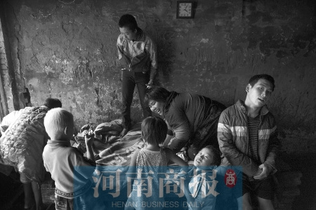 女子20多年收養上百棄嬰 被質疑為攏錢騙低保?