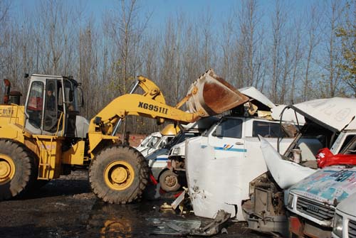 河南汝州查處84輛違規校車