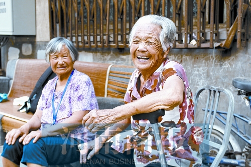 鄭州“好孫媳”爭回奶奶照顧17年 鄰居都點贊