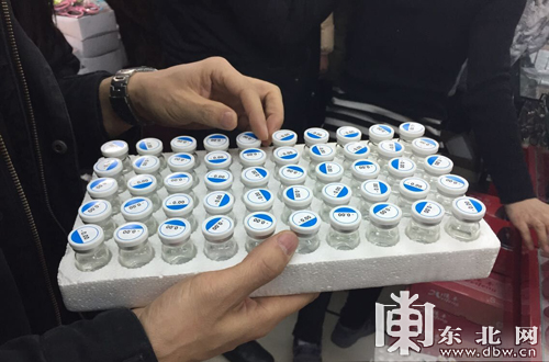 透籠小商鋪非法銷售“美瞳”當場扣查萬余只