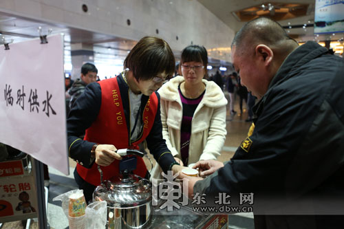 哈爾濱機(jī)場“紅馬甲”志愿者服務(wù)獲旅客點(diǎn)贊(圖)