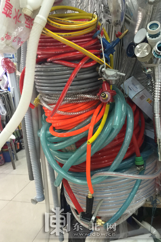 哈爾濱市達標燃氣連接管最低賣10元 市民選購認清標識