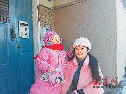 7歲女孩拾到錢包內有2706元 站路邊等失主凍得流鼻涕