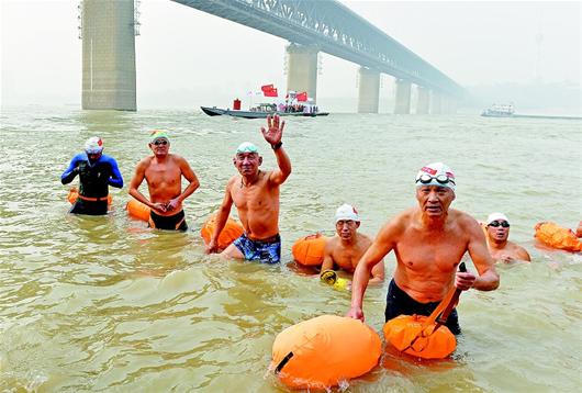 武漢舉行紀念毛澤東誕辰120周年冬泳活動