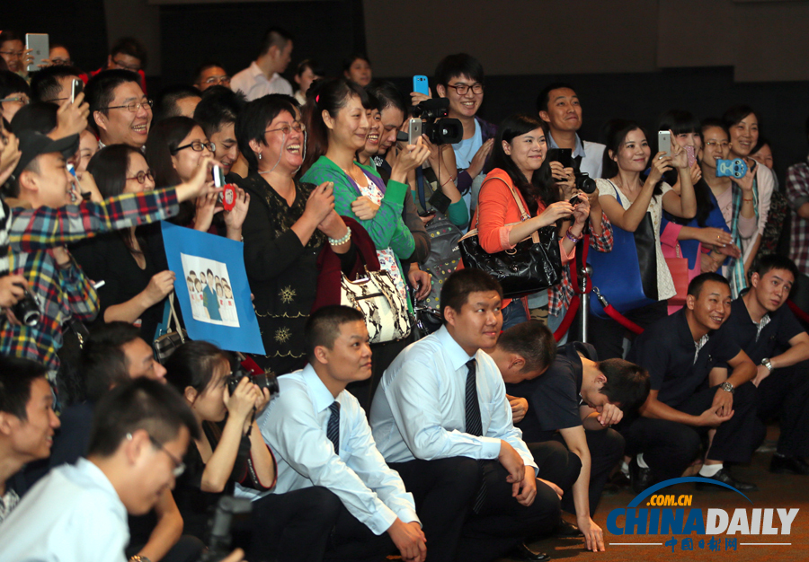 孫紅雷抵達(dá)武漢宣傳《全民目擊》為電影節(jié)預(yù)熱