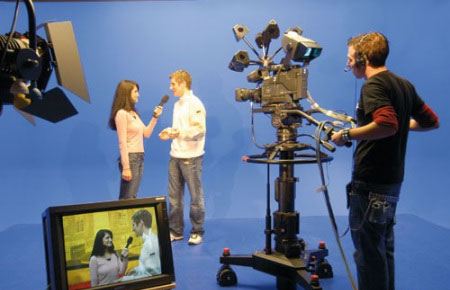 各行業年終獎盤點:有的發奔馳車 有的發衛生巾