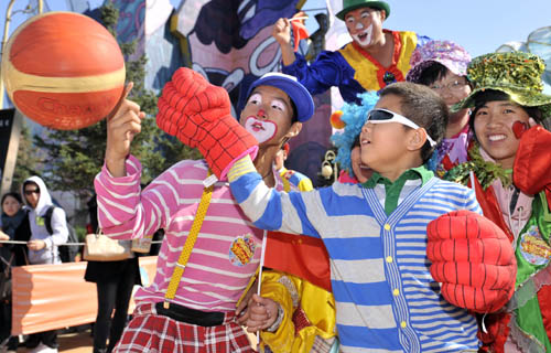 長影世紀城上演“滑稽狂歡節”