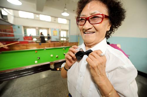 年過(guò)七旬“臺(tái)球奶奶”和她的臺(tái)球培訓(xùn)班