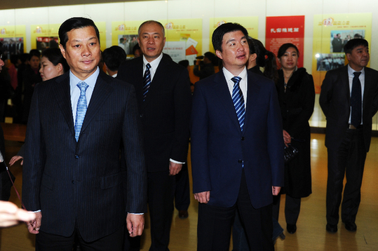 “溫暖凝聚力量”大型圖片展正式開展　竺延風、莊嚴參觀展覽