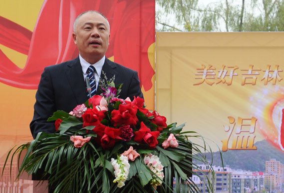 “溫暖凝聚力量”大型圖片展正式開展　竺延風、莊嚴參觀展覽