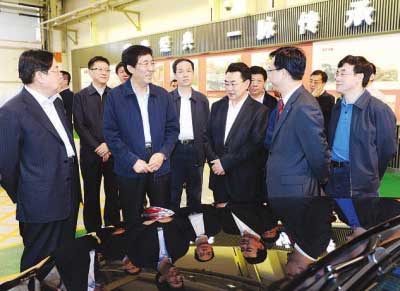 巴音朝魯?shù)街袊谝黄瘓F(tuán)公司調(diào)研時(shí)強(qiáng)調(diào) <BR>突出創(chuàng)新引領(lǐng)推進(jìn)轉(zhuǎn)型發(fā)展 打造更有競爭力的國際一流汽車企業(yè)集團(tuán)