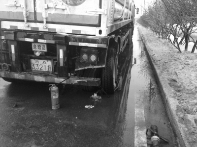 滿載3噸天然氣罐車(chē)爆胎起火 消防迅速控制火情