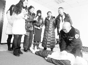 市民志愿者體驗現(xiàn)場急救