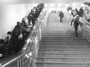 長(zhǎng)春站南北通道深夜不開(kāi)扶梯 上下臺(tái)階得累夠嗆