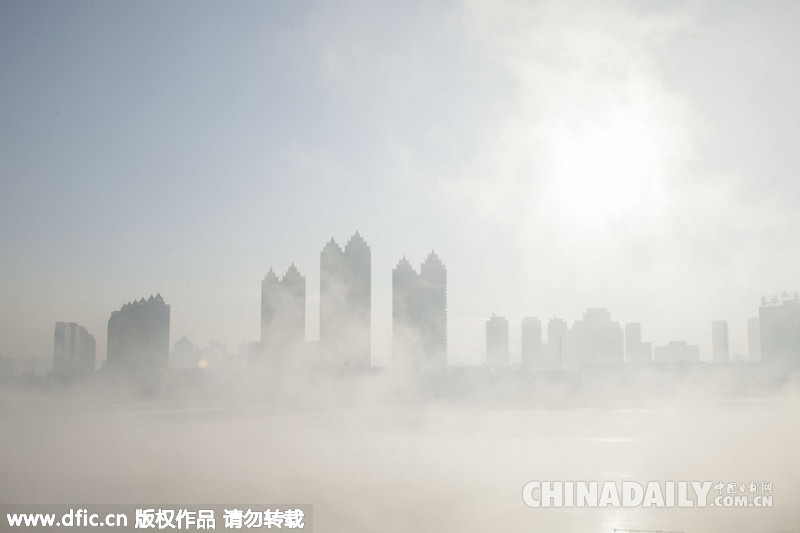 吉林市三月大霧彌漫 行人行走若隱若現