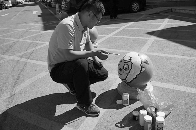 長春市大學(xué)畢業(yè)生當(dāng)起保安小區(qū)石墩變身喜羊羊