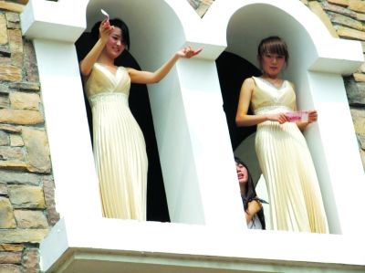 開發商請美女空中撒錢 300人哄搶致多人受傷