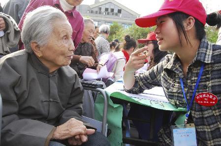 迎“五四”關(guān)愛老人進(jìn)社區(qū)