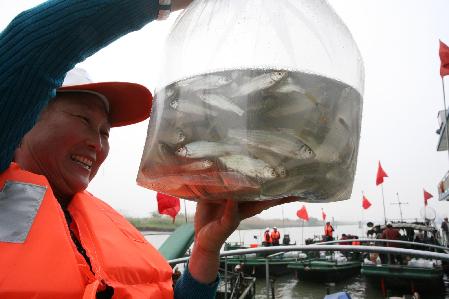 江蘇泰州放魚節 50萬尾魚種入長江