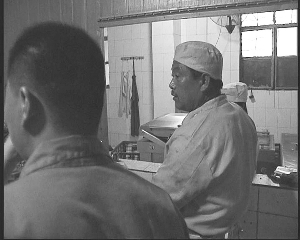 央視曝光南京鹽水鴨市場亂象:生產車間蒼蠅亂飛(圖)