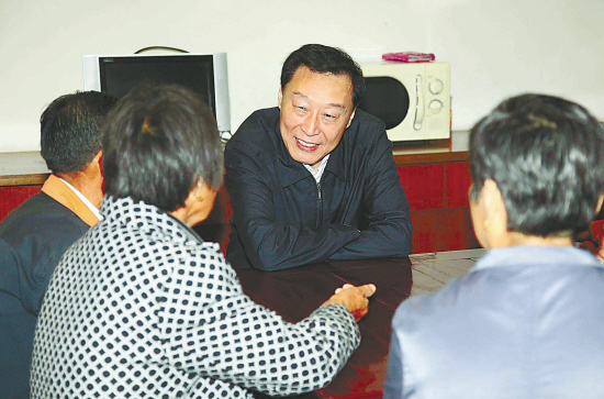 羅志軍在姜堰市沈高鎮沈高村駐村住戶調研