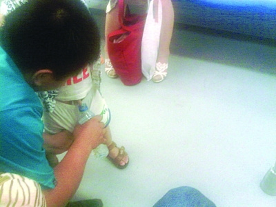 父親地鐵上用礦泉水瓶給幼子接尿獲乘客贊譽(圖)