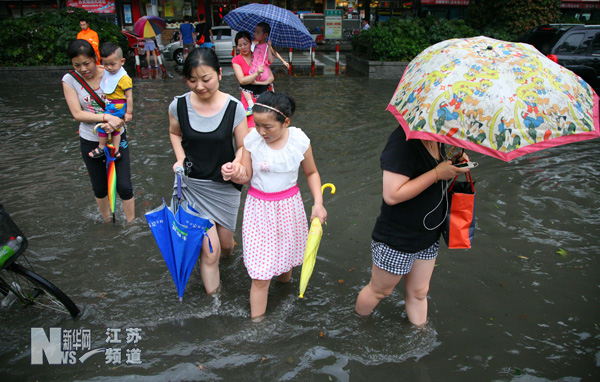 南京暴雨 市區多處道路積水(圖)